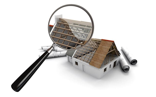 Inspection de maison à la loupe pour la construction ou la rénovation d'un toit