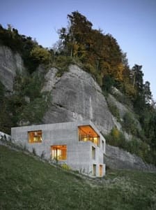 Maison moderne en flanc de montagne