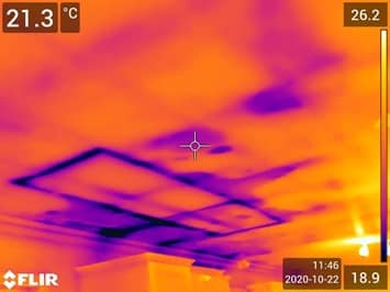 Infiltration d’eau active par la toiture (humidité au niveau de la finition du plafond)
